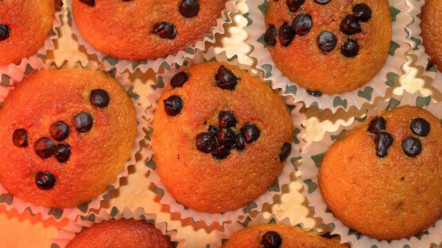 Bakery-Style Chocolate Chip Muffins: Tall Tops, Mini vs. Regular Chips and Why It Works
