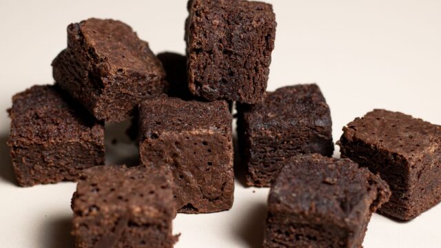 Fudgy vs Cakey Brownies: Cocoa or Chocolate, Pan Size and How to Tell When They Are Done
