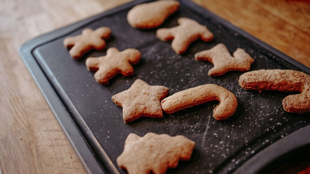 Gingerbread Cookies: Molasses Dough, Spice Blend and How to Make Them Soft or Crisp