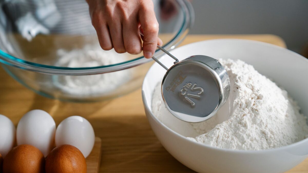 How to Measure Flour Correctly: Spoon and Level, Scoop or Scale?