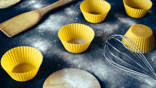 Silicone vs Metal Muffin Pans: Browning, Release, Stability and Oven Safety
