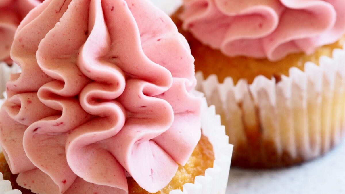Vanilla Cupcakes: A Standard Recipe With Cups and Grams, Fill Level and Cooling Tips