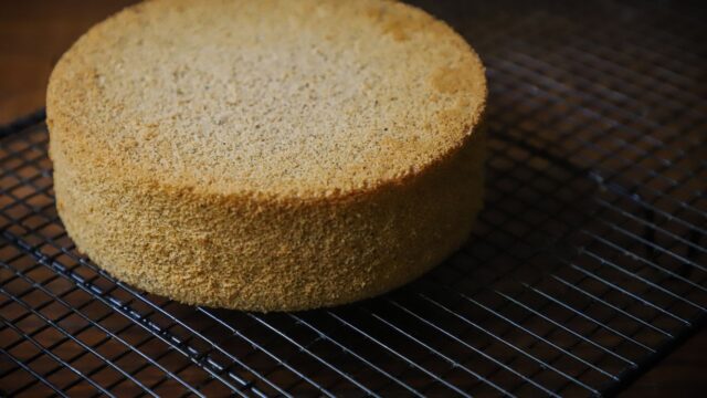 Why Did My Cake Sink in the Middle? Causes, Fixes and How to Save It